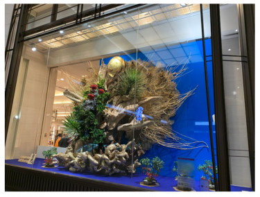 百貨店初・ショーウィンドウが見て聴いて撮って楽しめる！